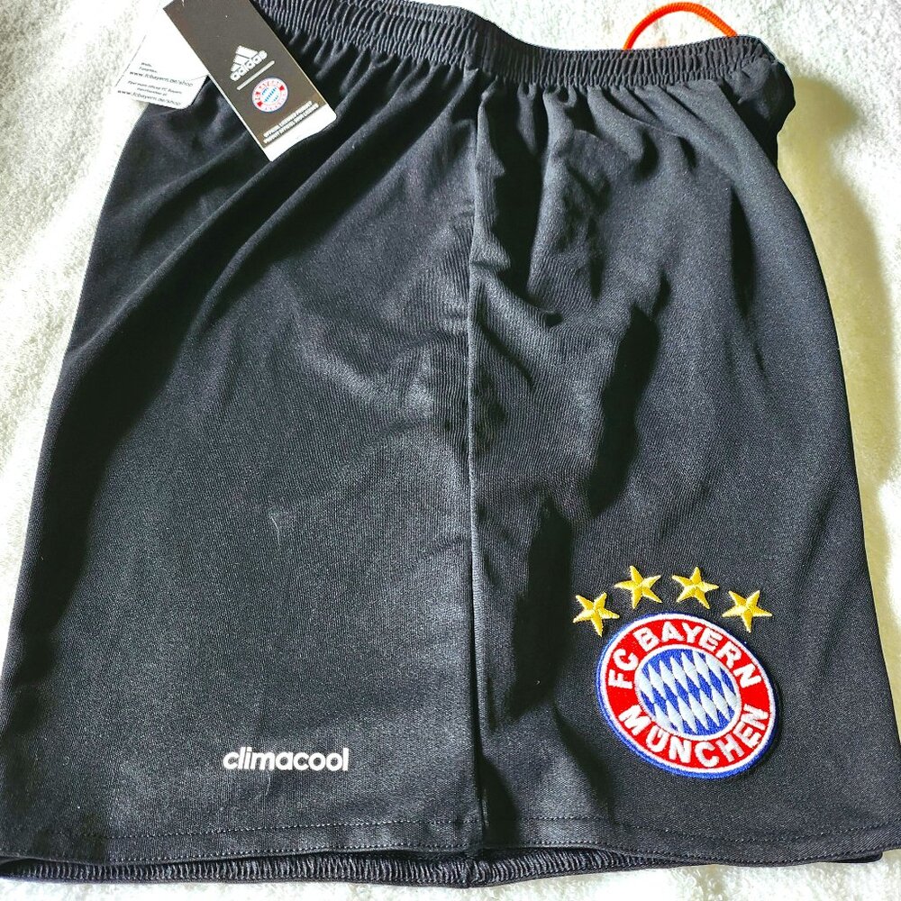 NWT Soccer Shorts Bayern Munich Men Small Black retro A10033